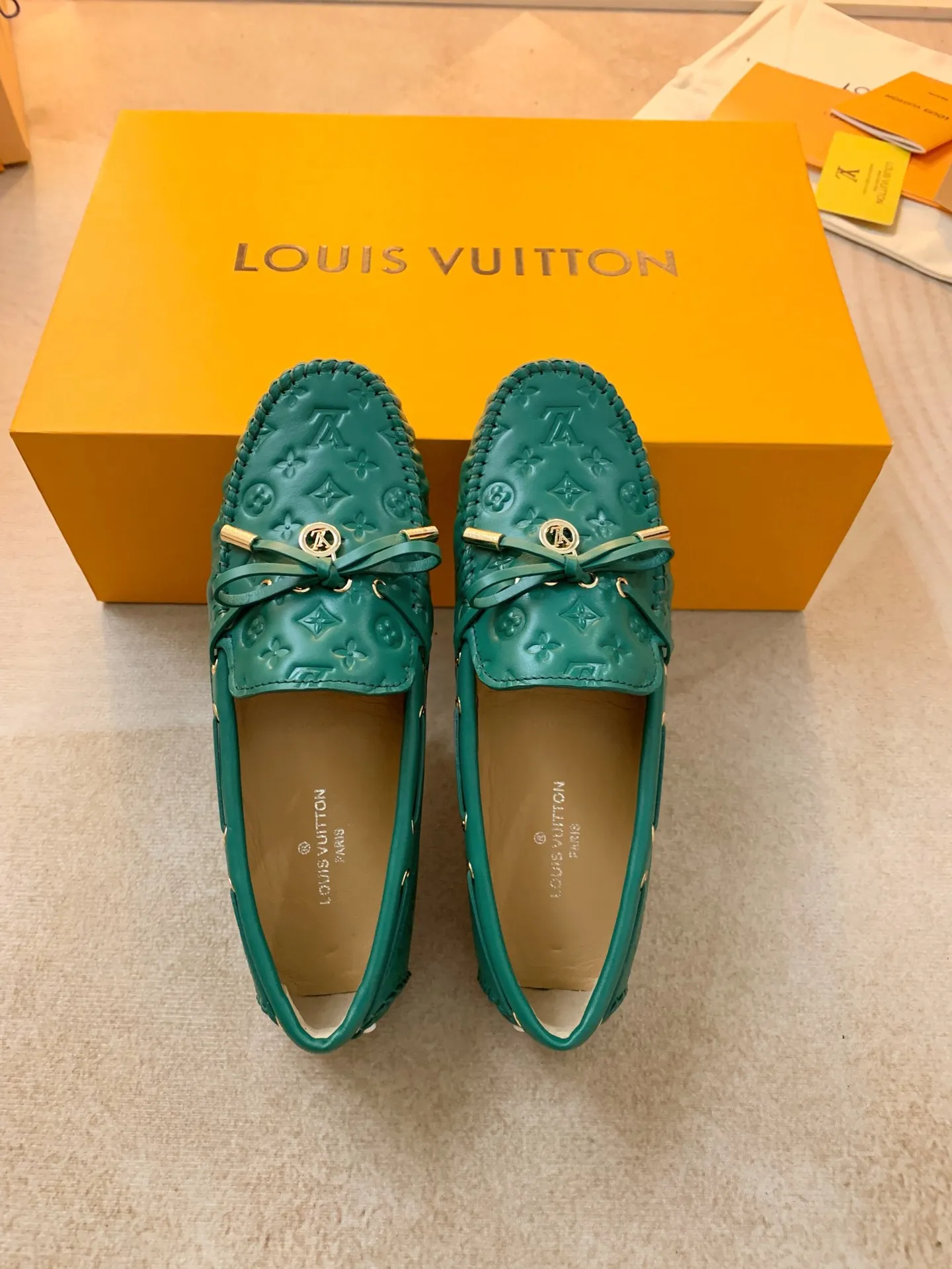 p460💰Couple model❤️🇫🇷 𝙇𝙤𝙪𝙞𝙨 𝙑𝙪𝙞𝙩𝙩𝙤𝙣 🇫🇷Louis Vuitton 2023 Classic𝓛𝓿 𝓣𝓻𝓪𝓲𝓷𝓮𝓻 Sports Series ➪➪➪¯ [Arizona Doudou Shoes Series] ▪️▪️▪️Arizona slip-on shoes are made of Monogram Eclipse canvas. Its hand-painted and dyed edges and hand-sewn uppers fully demonstrate Louis Vuitton's traditional shoemaking craftsmanship. This slip-on shoe is very lightweight. The integrated tongue and upper make it particularly comfortable and flexible. The soft outsole is equipped with rubber padding. Decorated with matching sash. Detailed features: ☑️Monogram Eclipse canvas ☑️Black Eclipse pattern ☑️Hand-painted shoe edges ☑️Hand-sewn uppers (each pair takes time to process) ☑️Integrated tongue and upper construction ☑️Outsole equipped with rubber lining ☑️size: 35_46